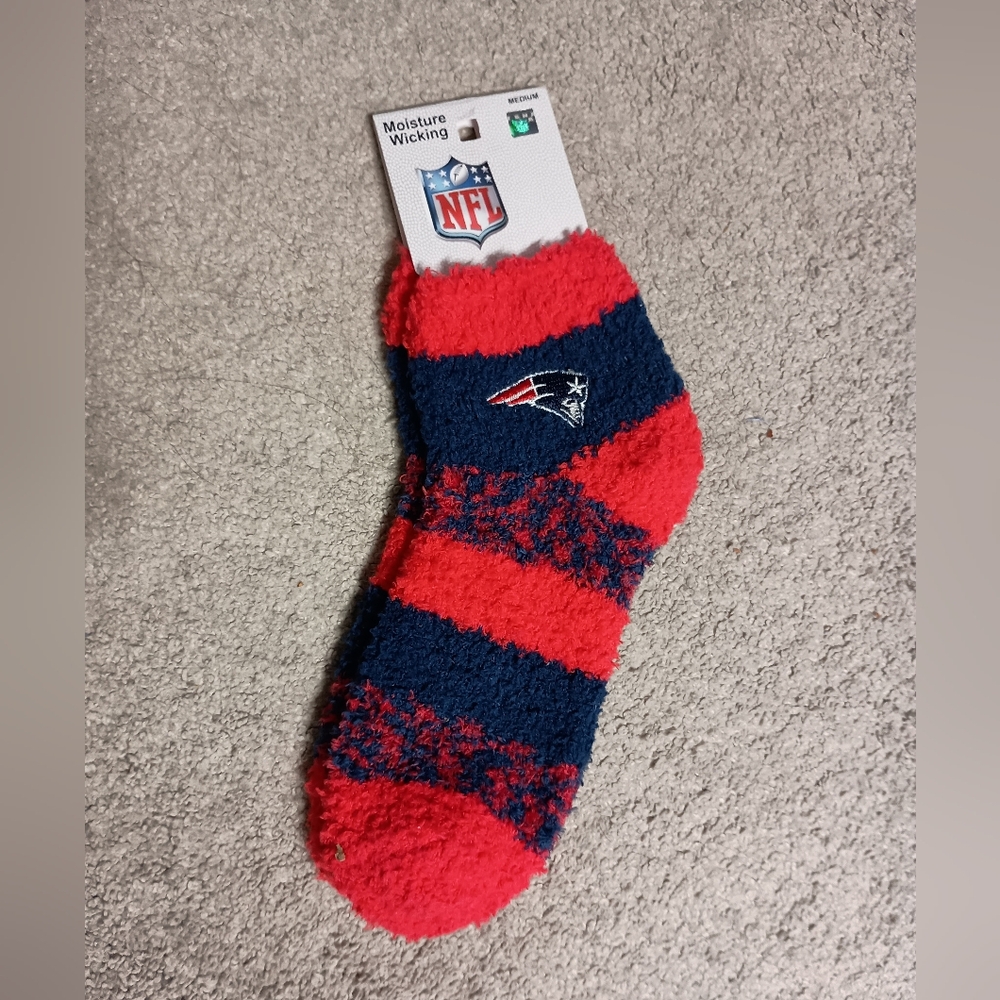 NWT New England Patriots NFL Moisture Wicking Fuzzy Socks - M